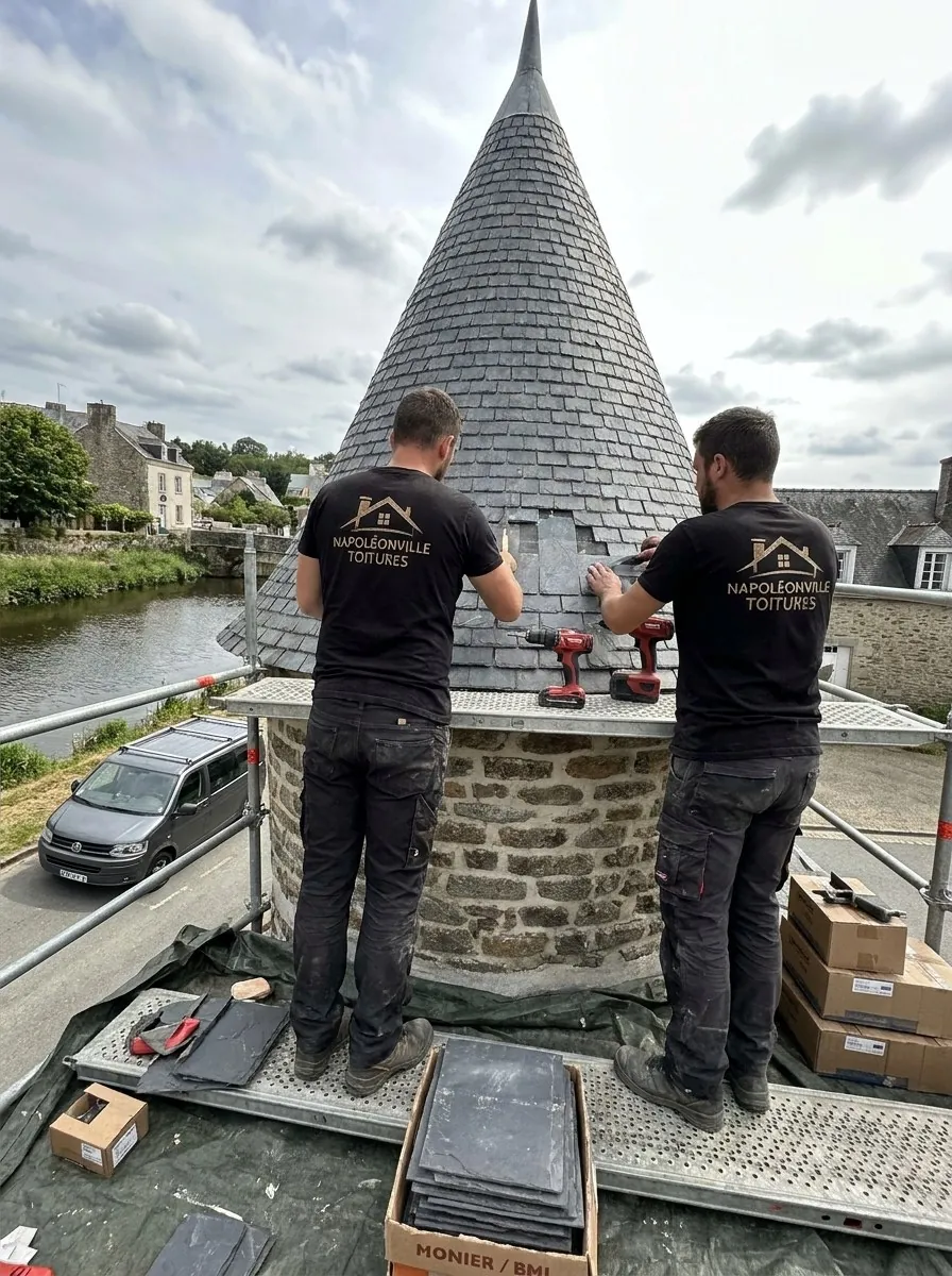 Deux couvreurs de Napoléonville Toitures reprennent l'ardoise d'une tourelle en poivrière à Pontivy, au-dessus du canal