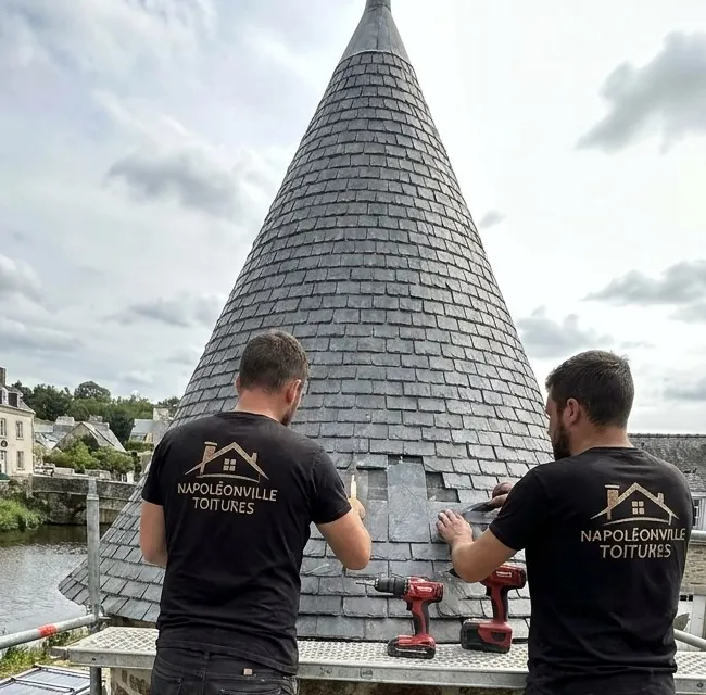 Couvreurs de Napoléonville Toitures posant des ardoises taillées sur le cône d'une tourelle à Pontivy